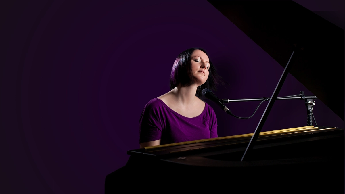 Luise Egermann sitzt am Piano und spielt