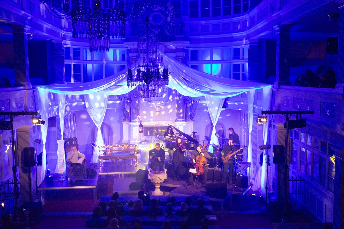 Musiker des Projektes "Wo die Liebe hinfällt" spielen in der Nicolai-Kirche in Grünhain